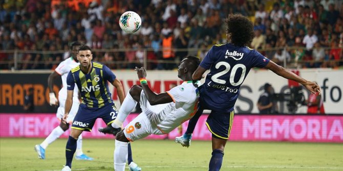 Fenerbahçe lider Alanyaspor'a farklı yenildi