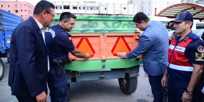 Kahramankazan'da "Reflektör Tak Görünür Ol" sloganıyla reflektör dağıtıldı