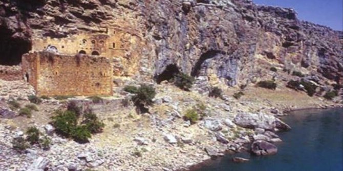 Su altında kalan tarihi manastır görüntülendi