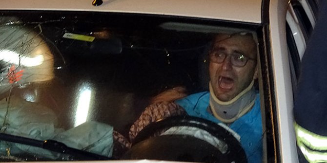 Otomobilde sıkışan sürücünün çektiği acı yüzüne yansıdı