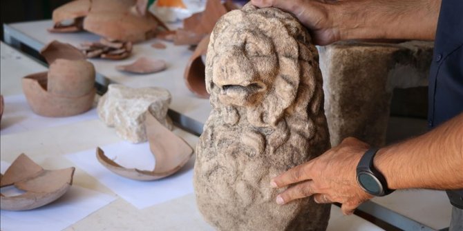Assos'ta 2 bin 200 yıllık aslan heykeli bulundu