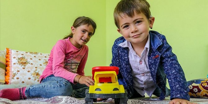 Minik Yusuf biyonik kulak sayesinde 'sesle' tanıştı