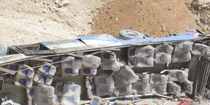 Pakistan'da yolcu otobüsü kaza yaptı: 26 ölü