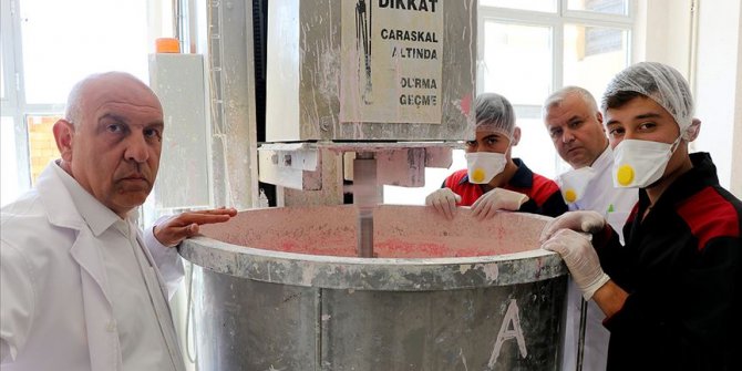 Meslek lisesi öğrencileri boya imalatıyla üretime katkı sağlıyor