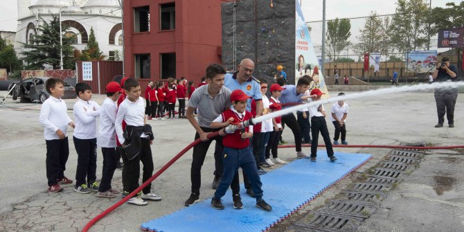 Ankara İtfaiyesi Başkent'in birçok noktasında mesleği tanıtıyor