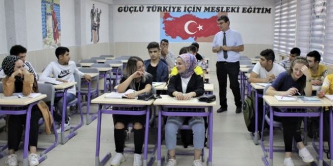 Haftada bir gün okula gidip lise mezunu oluyorlar