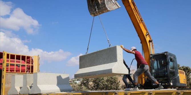 Afrin sınırına beton blok sevkiyatı