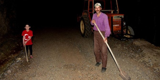 Kızı rahatça okula gitsin diye yol yapan babaya Haluk Levent el uzattı