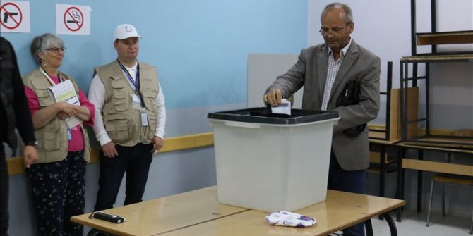 Kosova'da halk sandık başında