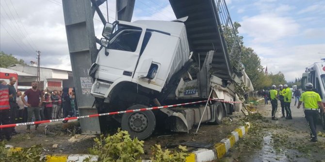 Sakarya'da tır otobüs durağına çarptı: 2 ölü, 3 yaralı