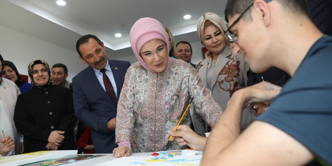 Emine Erdoğan Etimesgut Belediyesi'nin engelsiz yaşam merkezini ziyaret etti