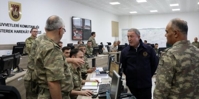 Milli Savunma Bakanı ve komutanlar Suriye sınırında