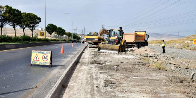 Ankara Büyükşehir Belediyesi 20 iş makinesiyle Ayaş Yolu çalışmalarını sürdürüyor