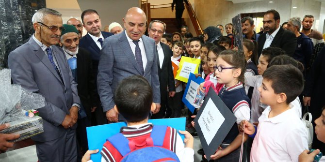 Mecidiye İlkokulu öğrencileri topladıkları atık pilleri Keçiören Belediyesi'ne teslim ettiler