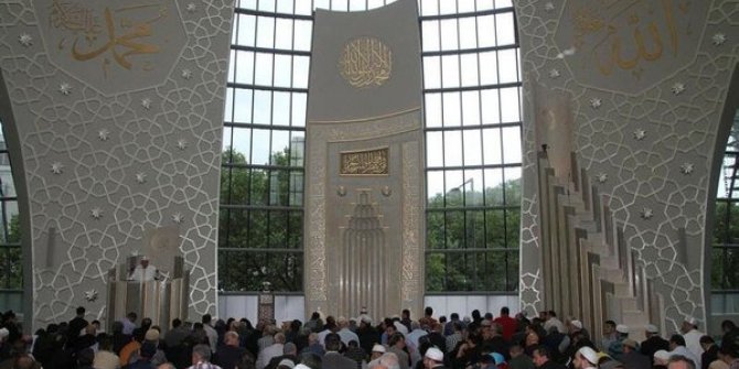 Camilerde yapılan dualar almanları rahatsız etti