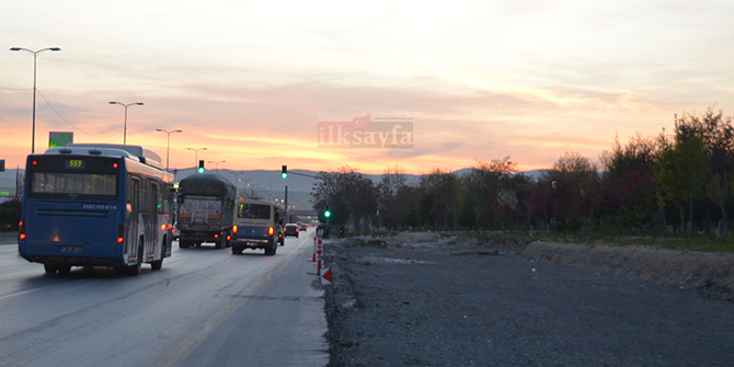 Ayaş Yolu genişletme çalışmalarında ağaçlar gitti yol gelmedi