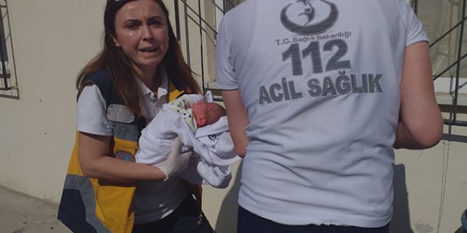 Çöp kovasının yanında, çanta içinde bebek bulundu