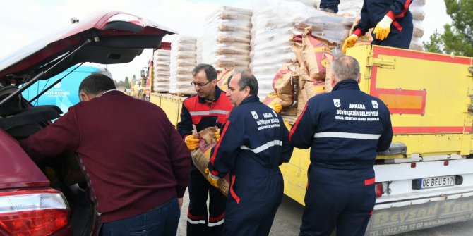 Büyükşehir Belediyesi çiftçilere yem bitkisi (macar fiği) tohumu dağıtımına başladı