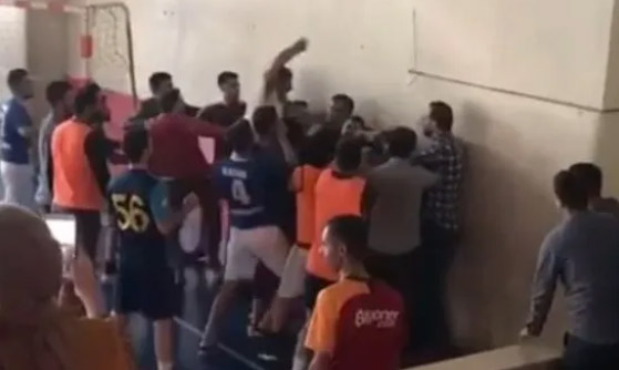 Öğretmenlerin kavgasını öğrenciler ayırdı