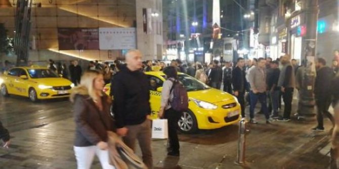 İstiklal Caddesi'nde çanta alarmı: Cadde kapatıldı