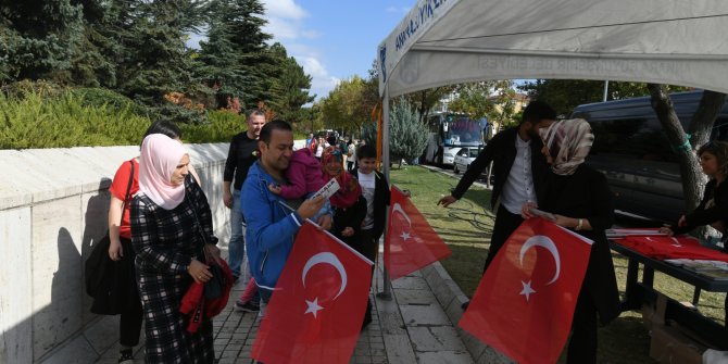 Büyükşehir Belediyesi Cumhuriyet Bayramı nedeniyle Başkent’te on binlerce bayrak dağıttı