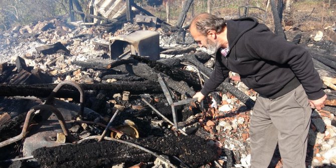 Yanan evlerinin enkazında para ve altın aradılar