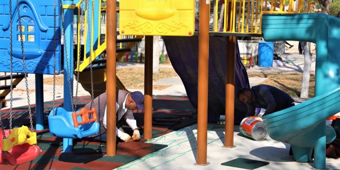 Polatlı'da parklara kauçuk serimi yapılıyor