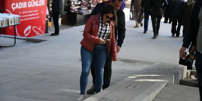 Büyükşehir Belediyesi Yüksel Caddesi’nde yenilenen kaldırım taşlarına formüller yazdı