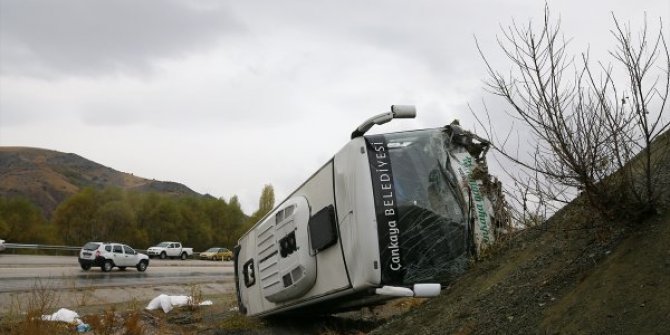Ankara'da servis aracı devrildi: Onlarca yaralı var