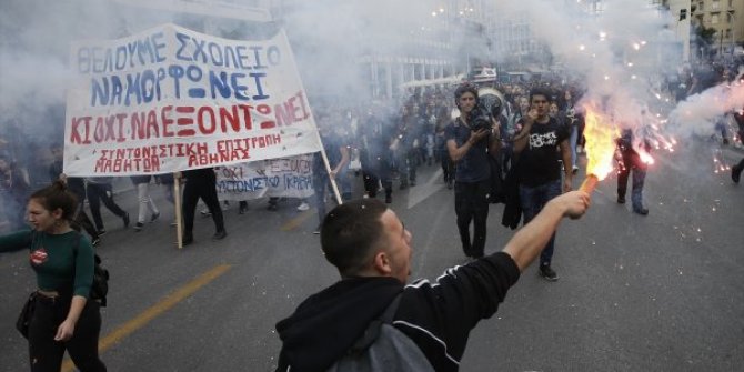 Yunanistan'da liseli öğrenciler sokakta