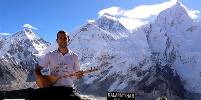 Genç Türk gezgin, Everest'te saz çaldı
