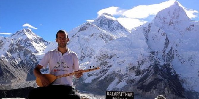 Everest'te saz çaldı
