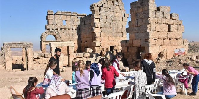 Tarihi 3 bin yıllık Zerzevan Kalesi'nde öğreniyorlar