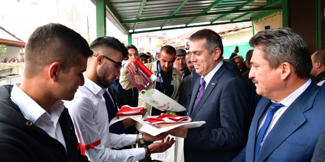 Kutludüğün Mahallesi’nde vatani görevini yapacak 60 genç dualarla askere uğurlandı