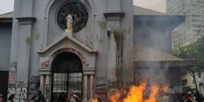 Şili’de göstericiler üniversite yaktı, kilise yağmaladı