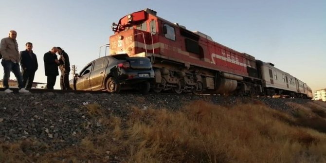 Tren otomobili 200 metre sürükledi: 1 ölü 2 yaralı