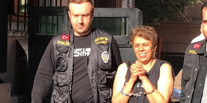 Başörtülü kızlara saldıran kadın gülerek adliyeye gitti