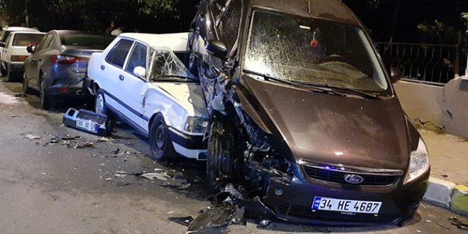 Polisten kaçan şüpheliler park halindeki 6 otomobile çarptı
