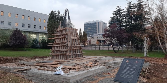 Gazi Meclis'te ilk bombanın düştüğü yere 15 Temmuz anıtı