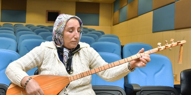 Mamaklı 65 yaşındaki Sakine Turfan müziğe olan merakıyla ilgi topluyor