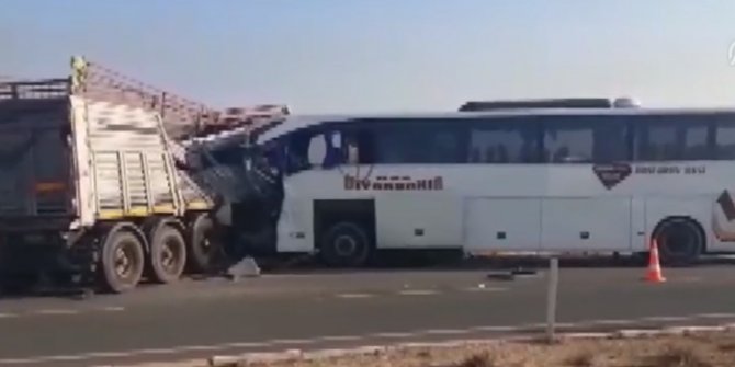 Yolcu otobüsü TIR'la çarpıştı: Çok sayıda ölü ve yaralı