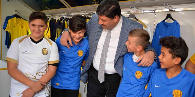 Kahramankazan Belediye Başkanı Serhat Oğuz çocuklara Ankaragücü forması hediye etti