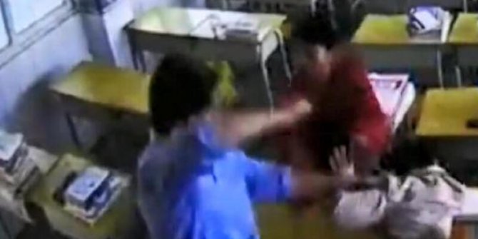 Saldırgan, kadın öğretmeni sınıfta defalarca yumrukladı