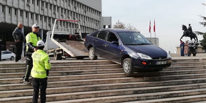 Zonguldak'ta valilik önünde hareketli anlar: Yol yerine merdivenden inmeye kalktı