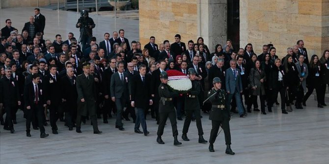 Bakan Selçuk ve öğretmenler Anıtkabir'i ziyaret etti