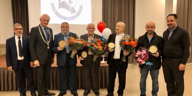 Hollanda'da 4 Türk'e kraliyet nişanı verildi