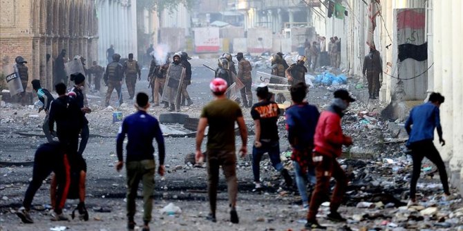 Irak'ın Zikar kentinde protestocular valilik binasını ateşe verdi