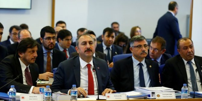 Bakan Gül'den HSK 'eleştirilerine' cevap: Hayretle izliyorum