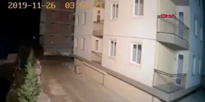 Arnavutluk'taki deprem anı böyle görüntülendi