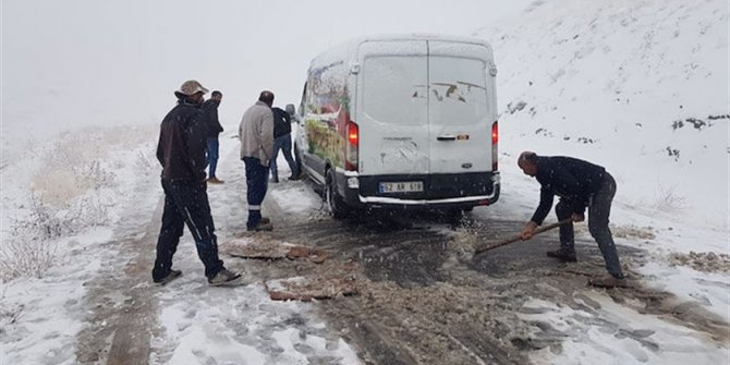 Tunceli'ye mevsimin ilk karı: Yollar kapandı araçlar yolda kaldı